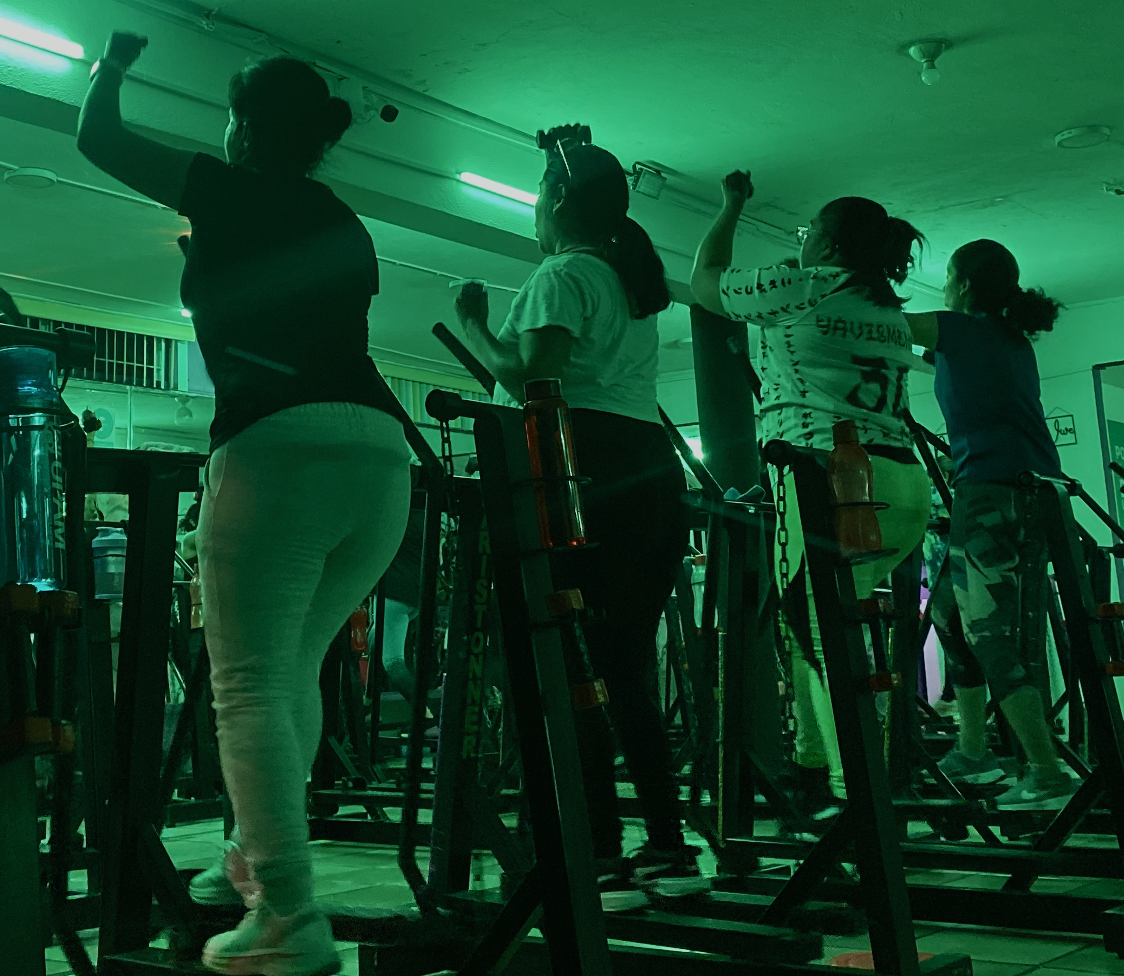 mujeres ejercitandose air tonner