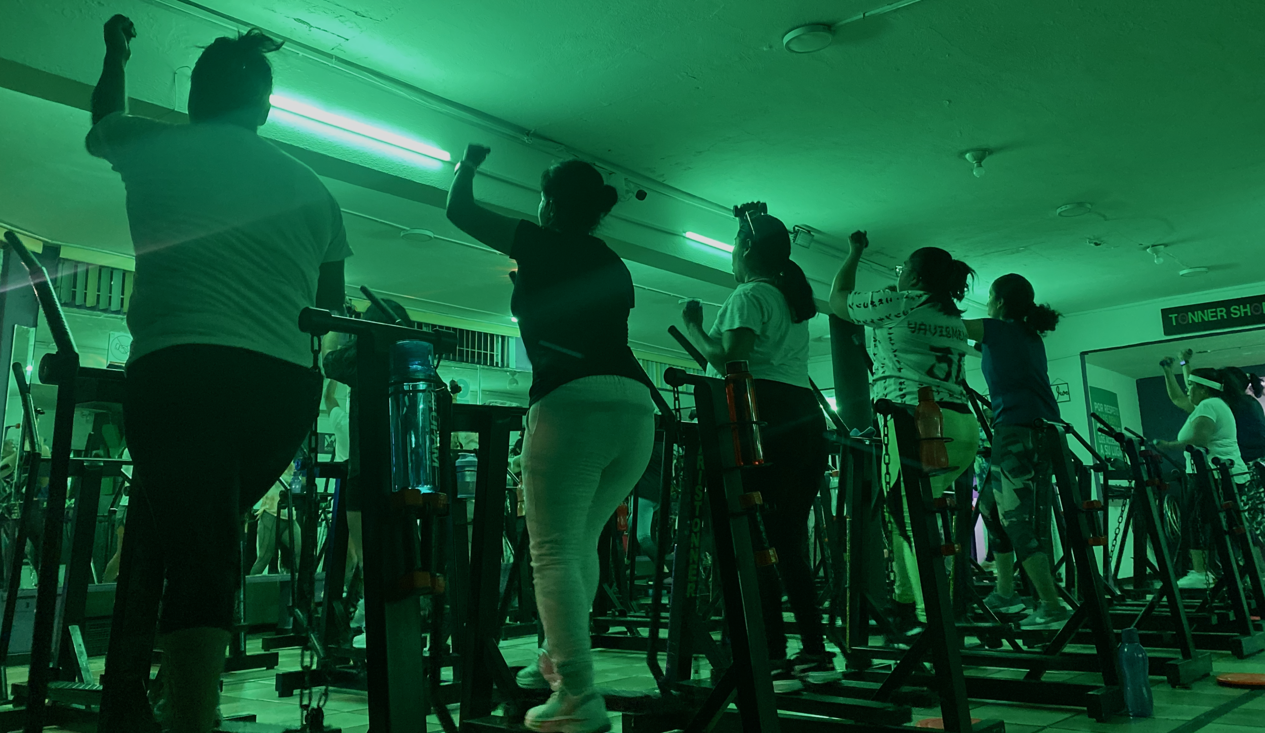 mujeres ejercitandose air tonner